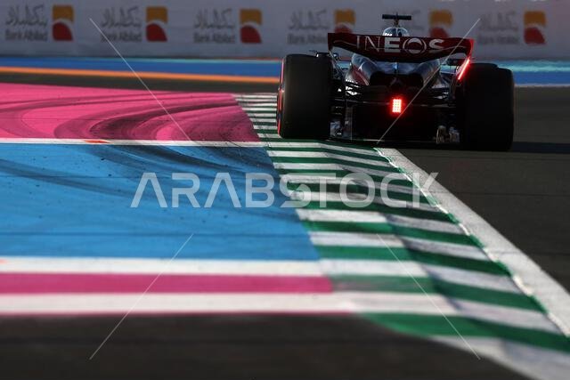 جدة، المملكة العربية السعودية. ١٧ مارس ٢٠٢٣. جورج راسل (بريطانيا) سيارة مرسيدس AMG F1 W14. بطولة العالم للفورمولا ١، الجولة الثانية، جائزة السعودية الكبرى، الجمعة ١٧ مارس ٢٠٢٣. جدة، المملكة العربية السعودية. حقوق الصورة: جيمس موي/ألامي لايف نيوز