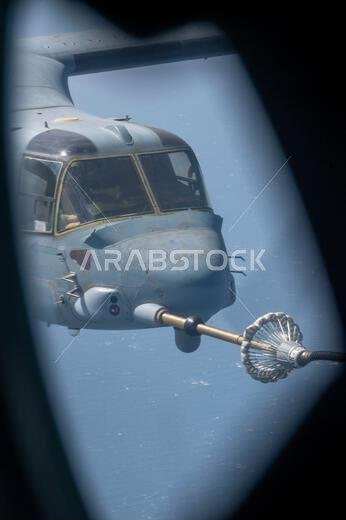 تتلقى طائرة من طراز MV-22B تابعة لسلاح مشاة البحرية الأمريكية، والمخصصة لسرب الطائرات المتوسطة ذات المراوح القابلة للإمالة 266 (VMM-266)، الوقود خلال مهمة تزويد بالوقود جواً مع طائرة KC-130J سوبر هيركوليز فوق البحر الأحمر، في 4 مارس 2023. وقد نفذ سرب VMM-266 عملية تزويد بالوقود جواً بين طائرات MV-22B وطائرات KC-130J التابعة لعنصر القتال الجوي للاستجابة للأزمات في أفريقيا 23.1، في طريقها إلى المملكة العربية السعودية لتسليم الوقود إلى سفينة شحن. وكانت هذه العملية جزءاً من عملية تبادل مُخطط لها لطا تتلقى طائرة من طراز MV-22B تابعة لسلاح مشاة البحرية الأمريكية، والمخصصة لسرب الطائرات المتوسطة ذات المراوح القابلة للإمالة 266 (VMM-266)، الوقود خلال مهمة تزويد بالوقود جواً مع طائرة KC-130J سوبر هيركوليز فوق البحر الأحمر، في 4 مارس 2023. وقد نفذ سرب VMM-266 عملية تزويد بالوقود جواً بين طائرات MV-22B وطائرات KC-130J التابعة لعنصر القتال الجوي للاستجابة للأزمات في أفريقيا 23.1، في طريقها إلى المملكة العربية السعودية لتسليم الوقود إلى سفينة شحن. وكانت هذه العملية جزءاً من عملية تبادل مُخطط لها لطا