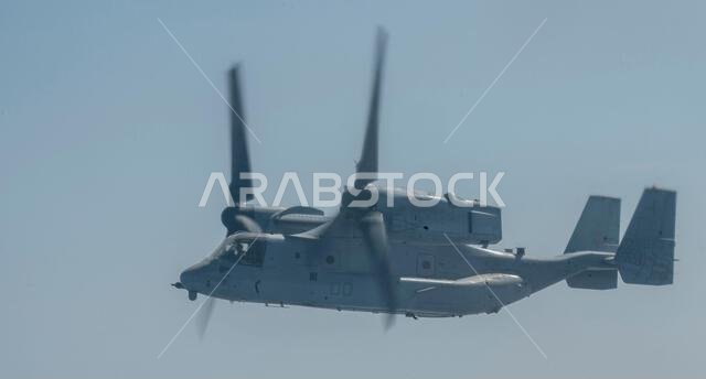 تستعد طائرة MV-22B تابعة لسلاح مشاة البحرية الأمريكية، والمخصصة لسرب الطائرات المتوسطة ذات المراوح القابلة للإمالة 266 (VMM-266)، لتلقي الوقود من طائرة KC-130J سوبر هيركوليز فوق البحر الأحمر، في 4 مارس 2023. وقد نفذ سرب VMM-266 عملية تزويد بالوقود جواً بين طائرات MV-22B وطائرات KC-130J التابعة لعنصر القتال الجوي للاستجابة للأزمات في أفريقيا 23.1، في طريقها إلى المملكة العربية السعودية لتسليم الوقود إلى سفينة شحن. وكانت هذه العملية جزءاً من عملية تبادل مُخطط لها لطائرات MV-22B بين الطائرات المنتش