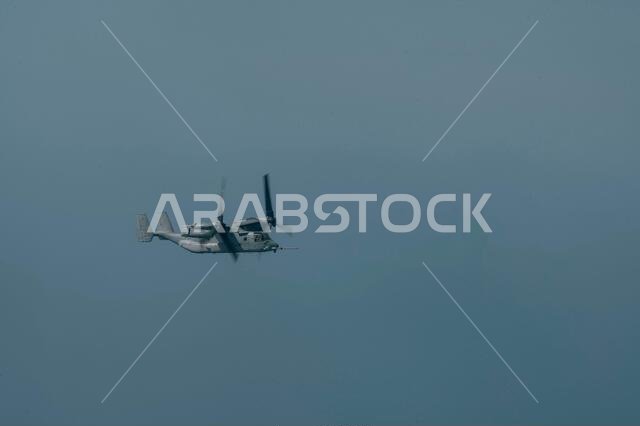 تستعد طائرة MV-22B تابعة لسلاح مشاة البحرية الأمريكية، والمخصصة لسرب الطائرات المتوسطة ذات المراوح القابلة للإمالة 266 (VMM-266)، للتزود بالوقود جواً من طائرة KC-130J سوبر هيركوليز فوق البحر الأحمر، في 4 مارس 2023. وقد نفذ سرب VMM-266 عملية التزود بالوقود جواً بين طائرات MV-22B وKC-130J التابعة لعنصر القتال الجوي للاستجابة للأزمات في أفريقيا 23.1، في طريقها إلى المملكة العربية السعودية لتسليمها إلى سفينة شحن. وكانت هذه العملية جزءاً من عملية تبادل مُخطط لها لطائرات MV-22B بين الطائرات المنتشرة ف