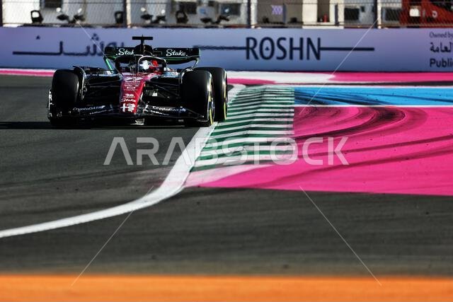 جدة، المملكة العربية السعودية. ١٧ مارس ٢٠٢٣. فالتيري بوتاس (فنلندا)، فريق ألفا روميو للفورمولا ١، سيارة C43. بطولة العالم للفورمولا ١، الجولة الثانية، جائزة السعودية الكبرى، الجمعة ١٧ مارس ٢٠٢٣. جدة، المملكة العربية السعودية. حقوق الصورة: جيمس موي/ألامي لايف نيوز