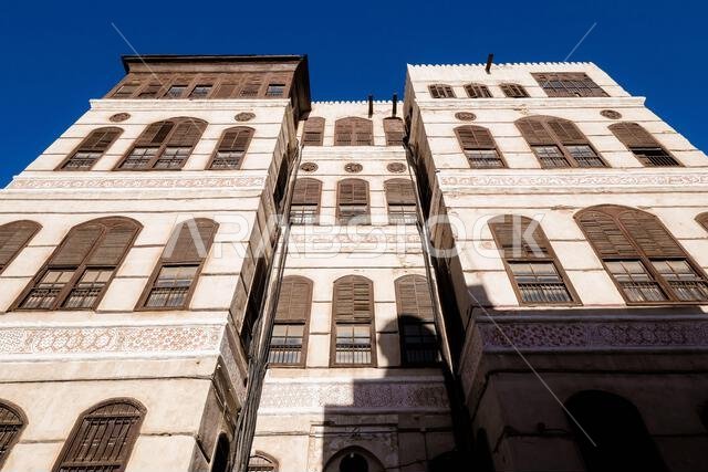 منظر خارجي للواجهة المزخرفة التي تم تجديدها مؤخراً لمنزل نسيف المرجاني في حي البلد التاريخي، جدة، المملكة العربية السعودية