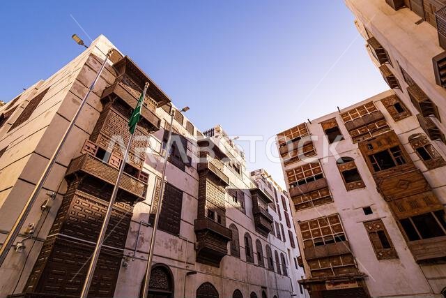 منظر خارجي لمنازل سكنية تقليدية تم تجديدها مؤخراً في حي البلد التاريخي، جدة، المملكة العربية السعودية