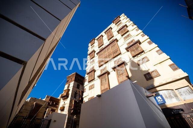 منظر خارجي لمنزل سكني تقليدي تم تجديده مؤخراً في حي البلد التاريخي بجدة، المملكة العربية السعودية.