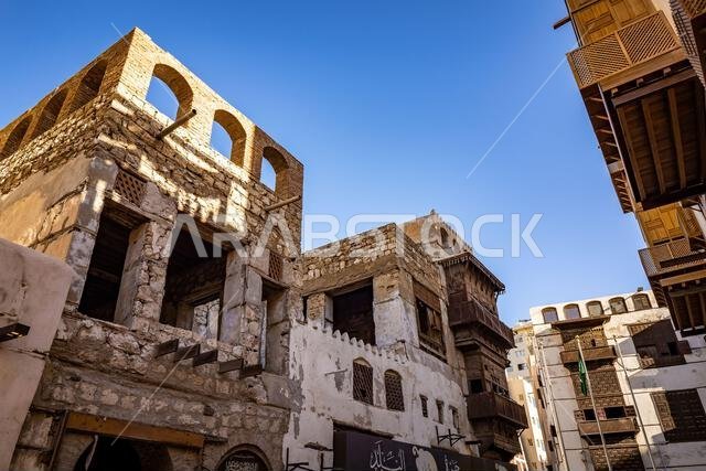 منظر خارجي لمنزل سكني تقليدي متهالك بجوار مبنى تم تجديده مؤخرًا، البلد، جدة، المملكة العربية السعودية