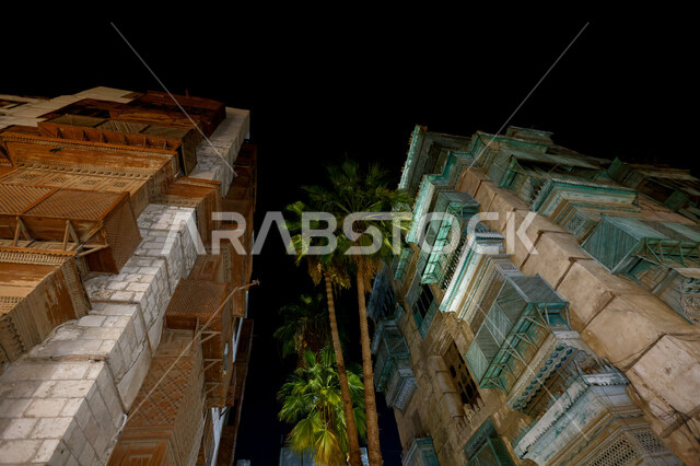 صورة للمباني الأثرية في البلد التاريخي في مدينة جدة بالمملكة العربية السعودية ليلا، المدينة التاريخية في جدة، التصميم المعماري العربي القديم، أماكن سياحية، المعالم التاريخية في جدة