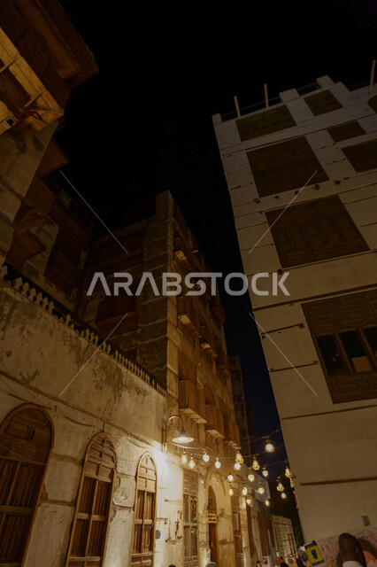 صورة للمباني الأثرية في البلد التاريخي في مدينة جدة بالمملكة العربية السعودية ليلا، المدينة التاريخية في جدة، التصميم المعماري العربي القديم، أماكن سياحية، المعالم التاريخية في جدة