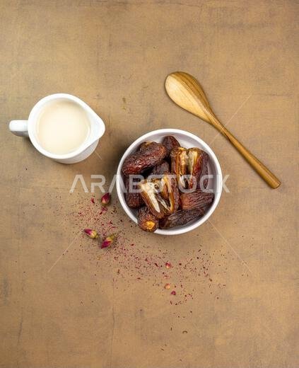 تمر بالحليب (سوسو كورما) مصنوع من الحليب والتمر أو ثمار النخيل. مساحة للكتابة. مساحة فارغة تمر بالحليب (سوسو كورما) مصنوع من الحليب والتمر أو ثمار النخيل. مساحة للكتابة. مساحة فارغة