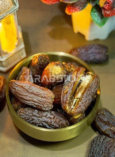 تمر مجدول عضوي خام (يُعرف باسم "كورما" في إندونيسيا). إنه أيضاً وقت إفطار رمضان. رمضان كريم. منظر علوي. مساحة لإضافة نص.