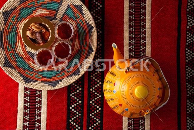تزدان الأقمشة العربية الشهيرة برموز عربية، ولا سيما الشاي العربي والتمر، التي ترمز إلى كرم الضيافة العربية، وهي جزء من طقم رمضان التقليدي.