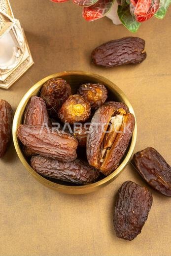 تمر مجدول عضوي خام (يُعرف باسم "كورما" في إندونيسيا). إنه أيضاً وقت إفطار رمضان. رمضان كريم. منظر علوي. مساحة لإضافة نص.