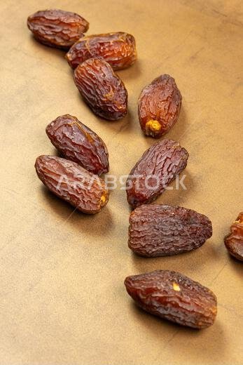 تمر مجدول عضوي خام (يُعرف باسم "كورما" في إندونيسيا). إنه أيضاً وقت إفطار رمضان. رمضان كريم. منظر علوي. مساحة لإضافة نص.