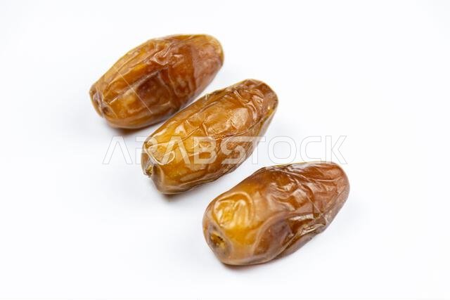 صورة مقرّبة لتمور جزائرية ملكية على خلفية بيضاء. مفهوم رمضان.