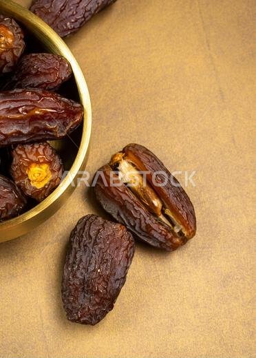 تمر مجدول عضوي خام (يُعرف باسم "كورما" في إندونيسيا). إنه أيضاً وقت إفطار رمضان. رمضان كريم. منظر علوي. مساحة لإضافة نص.