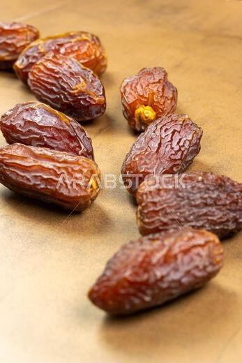 تمر مجدول عضوي خام (يُعرف باسم "كورما" في إندونيسيا). إنه أيضاً وقت إفطار رمضان. رمضان كريم. منظر علوي. مساحة لإضافة نص. تمر مجدول عضوي خام (يُعرف باسم "كورما" في إندونيسيا). إنه أيضاً وقت إفطار رمضان. رمضان كريم. منظر علوي. مساحة لإضافة نص.