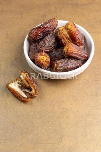 تمر مجدول عضوي خام (يُعرف باسم "كورما" في إندونيسيا). إنه أيضاً وقت إفطار رمضان. رمضان كريم. منظر علوي. مساحة لإضافة نص.