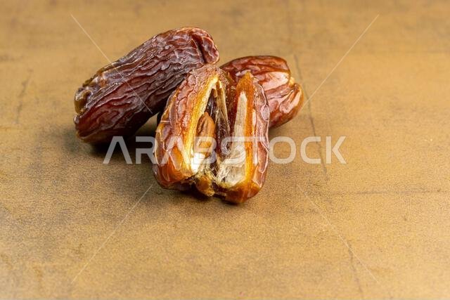 تمر مجدول عضوي خام (يُعرف باسم "كورما" في إندونيسيا). إنه أيضاً وقت إفطار رمضان. رمضان كريم. منظر علوي. مساحة لإضافة نص.