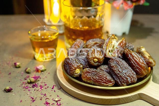 تمر مجدول عضوي خام (يُعرف باسم "كورما" في إندونيسيا). إنه أيضاً وقت إفطار رمضان. رمضان كريم. منظر علوي. مساحة لإضافة نص.