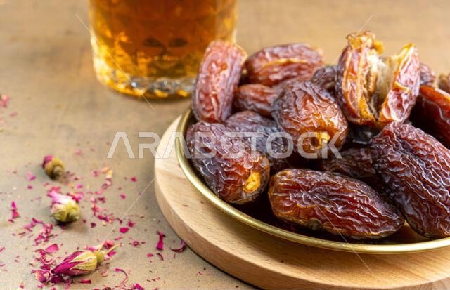 تمر مجدول عضوي خام (يُعرف باسم "كورما" في إندونيسيا). إنه أيضاً وقت إفطار رمضان. رمضان كريم. منظر علوي. مساحة لإضافة نص. تمر مجدول عضوي خام (يُعرف باسم "كورما" في إندونيسيا). إنه أيضاً وقت إفطار رمضان. رمضان كريم. منظر علوي. مساحة لإضافة نص.