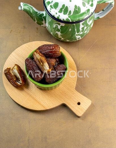 تمر مجدول عضوي خام (يُعرف باسم "كورما" في إندونيسيا). إنه أيضاً وقت إفطار رمضان. رمضان كريم. صورة مقرّبة.