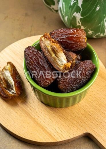 تمر مجدول عضوي خام (يُعرف باسم "كورما" في إندونيسيا). إنه أيضاً وقت إفطار رمضان. رمضان كريم. صورة مقرّبة.