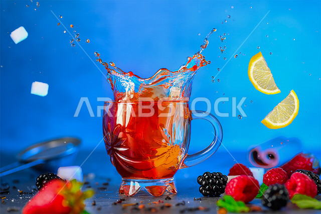 سبلاش لكوب من العصير اللذيذ، مجموعة من الفواكه، مشروبات لذيذة، مكعبات السكر، التوت البري والفراولة، مشروبات باردة، كافيهات ومطاعم عربية