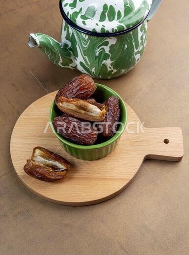 تمر مجدول عضوي خام (يُعرف باسم "كورما" في إندونيسيا). إنه أيضاً وقت إفطار رمضان. رمضان كريم. صورة مقرّبة.