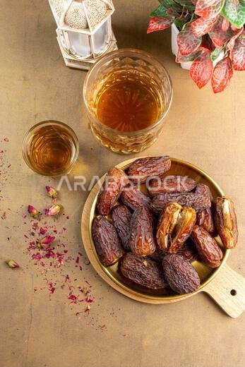 تمر مجدول عضوي خام (يُعرف باسم "كورما" في إندونيسيا). إنه أيضاً وقت إفطار رمضان. رمضان كريم. صورة مقرّبة.
