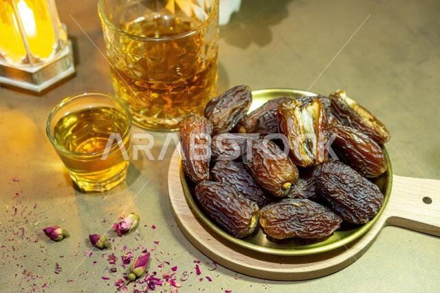 تمر مجدول عضوي خام (يُعرف باسم "كورما" في إندونيسيا). إنه أيضاً وقت إفطار رمضان. رمضان كريم. صورة مقرّبة.