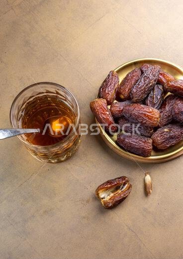 تمر مجدول عضوي خام (يُعرف باسم "كورما" في إندونيسيا). إنه أيضاً وقت إفطار رمضان. رمضان كريم. صورة مقرّبة. تمر مجدول عضوي خام (يُعرف باسم "كورما" في إندونيسيا). إنه أيضاً وقت إفطار رمضان. رمضان كريم. صورة مقرّبة.