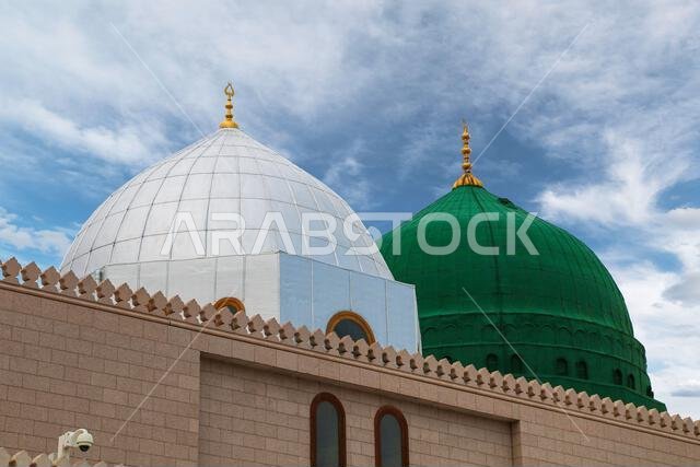 المدينة المنورة / المملكة العربية السعودية - ١١ مايو ٢٠١٧: لقطة مقرّبة للقبة الخضراء - المسجد النبوي - فضي