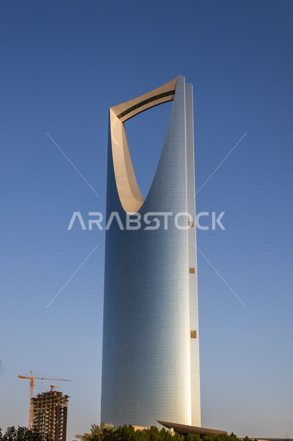 صورة جمالية لبرج المملكة في الرياض بالمملكة العربية السعودية ، الأبراج وناطحات السحاب ، معالم الرياض السياحية ، الفن الهندسي المعماري في السعودية ، معالم سياحية مشهورة في السعودية ، أبراج مدينة الرياض