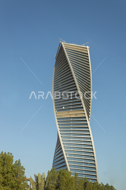صورة جمالية لبرج المجدول في مدينة الرياض بالمملكة العربية السعودية، البرج الملتوي على طريق الملك فهد، الفن الهندسي المعماري في السعودية، أبراج الرياض، معالم سياحية مشهورة بالسعودية، برج المجدول