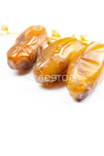 صورة مقرّبة لتمور جزائرية ملكية على خلفية بيضاء. مفهوم رمضان.