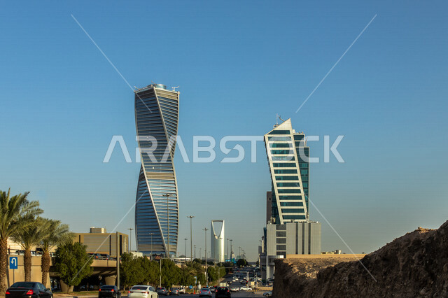 صورة جمالية لبرج المجدول في مدينة الرياض بالمملكة العربية السعودية، البرج الملتوي على طريق الملك فهد، الفن الهندسي المعماري في السعودية، أبراج الرياض، معالم سياحية مشهورة بالسعودية، حركة سير السيارات على الطريق العام 