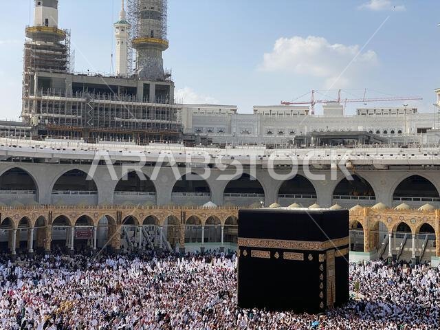 حجاج مسلمون عند الكعبة المشرفة في المسجد الحرام بمكة المكرمة، المملكة العربية السعودية، يؤدون مناسك العمرة صباحاً حجاج مسلمون عند الكعبة المشرفة في المسجد الحرام بمكة المكرمة، المملكة العربية السعودية، يؤدون مناسك العمرة صباحاً