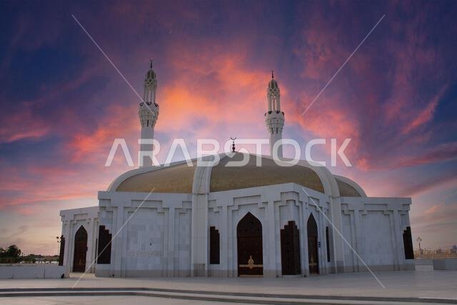 منظر أمامي خلاب لمدخل مسجد الحسن بن أبي طالب عند غروب الشمس في جدة، المملكة العربية السعودية. العمارة والثقافة الإسلامية.