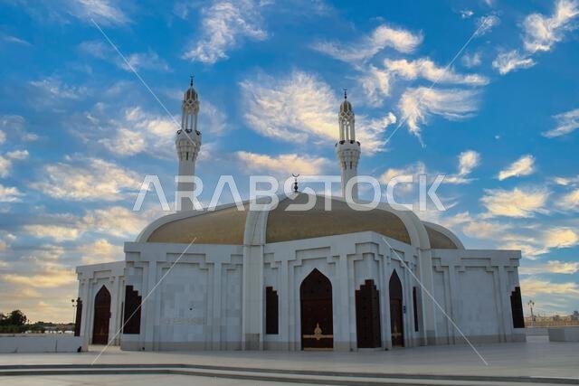 منظر أمامي خلاب لمدخل مسجد الحسن بن أبي طالب عند غروب الشمس في جدة، المملكة العربية السعودية. العمارة والثقافة الإسلامية.