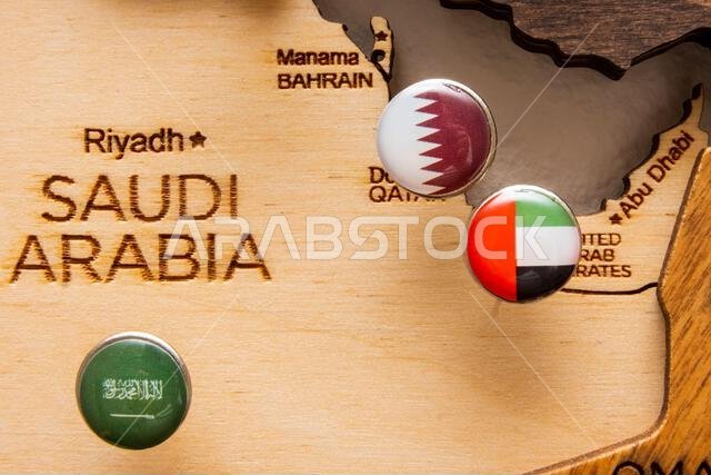 علم المملكة العربية السعودية مثبت على دبابيس في خريطة خشبية، صورة مقربة. علامة على أماكن الزيارة وتخطيط مسارات العطلات والسفر. 