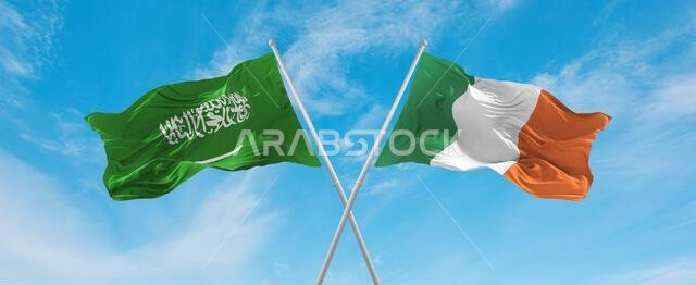 علمان متقاطعان، علم أيرلندا وعلم السعودية، يرفرفان في مهب الريح تحت سماء ملبدة بالغيوم. يرمز هذا العمل الفني إلى مفهوم العلاقة والحوار والسفر بين البلدين. رسم ثلاثي الأبعاد.
