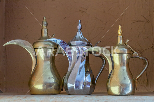 مجموعة من أباريق القهوة و الأدوات العربية الشرقية القديمة مصنوعة من النحاس بأسلوب تقليدي ، تراثيات سعودية ، قطع أنتيكة نحاسية في إحدى متاحف المملكة العربية السعودية ، دلة القهوة العربية