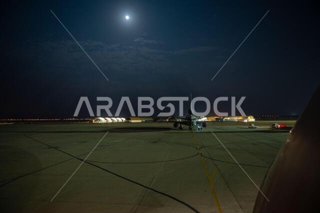 يقوم فنيو القوات الجوية الأمريكية التابعون لسرب صيانة الطائرات الاستكشافية 378 بإجراء فحوصات صيانة على طائرة KC-10 Extender تابعة لسرب التزود بالوقود الجوي الاستكشافي 908 في قاعدة الأمير سلطان الجوية بالمملكة العربية السعودية، في 9 ديسمبر 2022. تُعدّ طائرة KC-10 إحدى الطائرات التابعة لمنطقة مسؤولية القيادة المركزية الأمريكية، والتي توفر إمكانية التزود بالوقود جواً، مما يتيح الوصول إلى جميع أنحاء العالم للعمليات الطارئة الخارجية. يقوم فنيو القوات الجوية الأمريكية التابعون لسرب صيانة الطائرات الاستكشافية 378 بإجراء فحوصات صيانة على طائرة KC-10 Extender تابعة لسرب التزود بالوقود الجوي الاستكشافي 908 في قاعدة الأمير سلطان الجوية بالمملكة العربية السعودية، في 9 ديسمبر 2022. تُعدّ طائرة KC-10 إحدى الطائرات التابعة لمنطقة مسؤولية القيادة المركزية الأمريكية، والتي توفر إمكانية التزود بالوقود جواً، مما يتيح الوصول إلى جميع أنحاء العالم للعمليات الطارئة الخارجية.