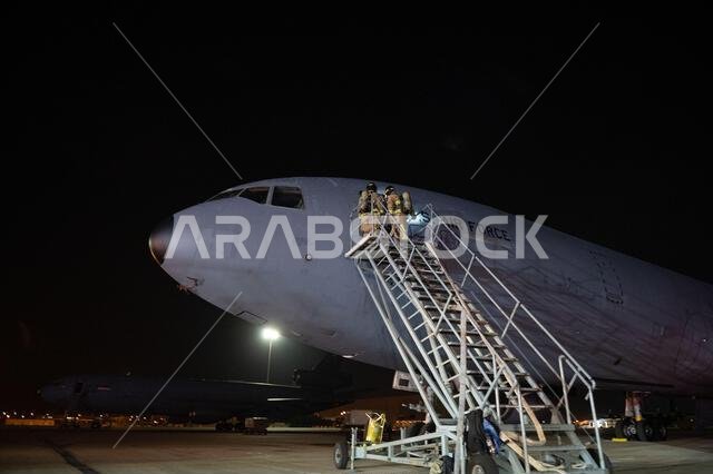 ينظر أفراد من القوات الجوية الأمريكية، التابعون لسرب المهندسين المدنيين الاستكشافي 378، قسم خدمات الإطفاء والطوارئ، من خلال باب طائرة KC-10 Extender، خلال تمرين محاكاة للاستجابة للطوارئ، في 9 ديسمبر 2022، في قاعدة الأمير سلطان الجوية، المملكة العربية السعودية. ويُجري رجال الإطفاء والمسعفون الأوائل التابعون لسرب المهندسين المدنيين الاستكشافي 378 تدريبات دورية لضمان سرعة الاستجابة للطوارئ والجاهزية التامة للمهام. ينظر أفراد من القوات الجوية الأمريكية، التابعون لسرب المهندسين المدنيين الاستكشافي 378، قسم خدمات الإطفاء والطوارئ، من خلال باب طائرة KC-10 Extender، خلال تمرين محاكاة للاستجابة للطوارئ، في 9 ديسمبر 2022، في قاعدة الأمير سلطان الجوية، المملكة العربية السعودية. ويُجري رجال الإطفاء والمسعفون الأوائل التابعون لسرب المهندسين المدنيين الاستكشافي 378 تدريبات دورية لضمان سرعة الاستجابة للطوارئ والجاهزية التامة للمهام.