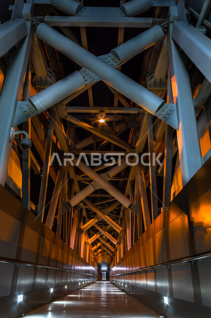 جسر للمشاة مصنوع من الفولاذ المقاوم للصدأ في المملكة العربية السعودية ، كوبري مشاة في الرياض على طريق الملك فهد بالسعودية