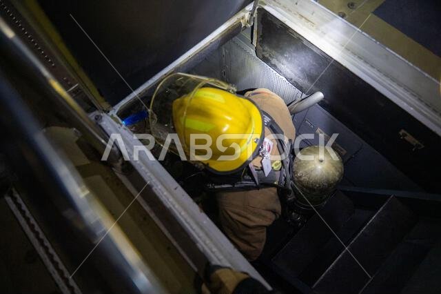 ينزل رجال إطفاء من سلاح الجو الأمريكي، التابعين لسرب المهندسين المدنيين الاستكشافي 378، إلى داخل حاضنة ذراع طائرة التزود بالوقود KC-10 Extender، خلال تمرين محاكاة للاستجابة للطوارئ، في 9 ديسمبر 2022، في قاعدة الأمير سلطان الجوية، المملكة العربية السعودية. ويُجري رجال الإطفاء والمسعفون التابعون لسرب المهندسين المدنيين الاستكشافي 378 تدريبات دورية لضمان سرعة الاستجابة للطوارئ والجاهزية التامة للمهام. ينزل رجال إطفاء من سلاح الجو الأمريكي، التابعين لسرب المهندسين المدنيين الاستكشافي 378، إلى داخل حاضنة ذراع طائرة التزود بالوقود KC-10 Extender، خلال تمرين محاكاة للاستجابة للطوارئ، في 9 ديسمبر 2022، في قاعدة الأمير سلطان الجوية، المملكة العربية السعودية. ويُجري رجال الإطفاء والمسعفون التابعون لسرب المهندسين المدنيين الاستكشافي 378 تدريبات دورية لضمان سرعة الاستجابة للطوارئ والجاهزية التامة للمهام.