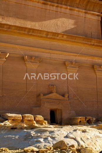 قبر لحيان بن كوزا (قصر الفريد) في مدينة الهجرة (مدائن صالح)، المملكة العربية السعودية قبر لحيان بن كوزا (قصر الفريد) في مدينة الهجرة (مدائن صالح)، المملكة العربية السعودية