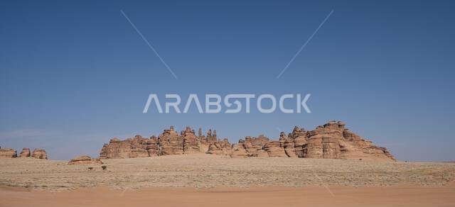 أفق الجبال في مدينة العلا القديمة، وهي واحة تقع في المملكة العربية السعودية