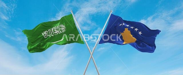 علمان متقاطعان، علم كوسوفو وعلم السعودية، يرفرفان في مهب الريح تحت سماء ملبدة بالغيوم. يرمز هذا العمل الفني إلى مفهوم العلاقة والحوار والسفر بين البلدين. رسم ثلاثي الأبعاد.