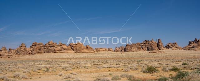 منظر بانورامي لجبال الحجر الرملي في منطقة العلا القديمة بالمملكة العربية السعودية، على خلفية السماء الزرقاء
