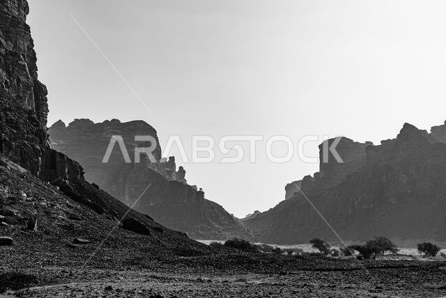 صورة بالأبيض والأسود لجبال الحجر الرملي في منطقة العلا القديمة بالمملكة العربية السعودية